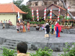 Theaterstück vor den Ruinen Theaterstück vor den Ruinen